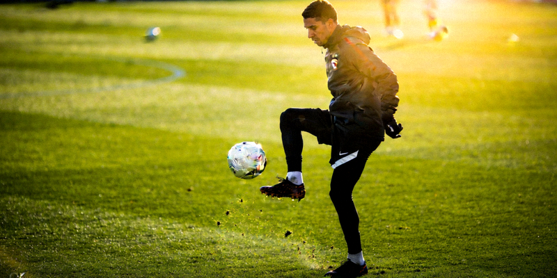 足球运动员在训练中展示精湛技巧